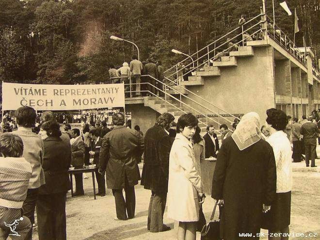 9. května 1977 byla slavnostně otevřena hlavní tribuna při příležitosti mezi-zemského utkání Morava – Čechy. Hřiště se stává jedním z nejmodernějších sportovišť národní házené.