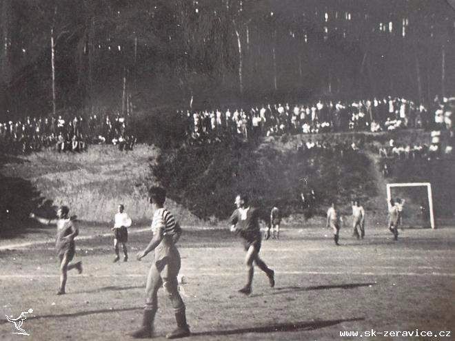 Píše se rok 1943, je založen klub české házené UNION Žeravice. Zde je jeden z prvních snímků nově vzniklého hřiště.